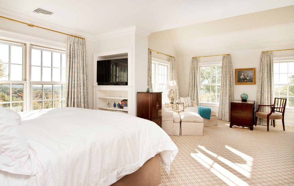 На фото: большая хозяйская спальня в стиле кантри с белыми стенами и ковровым покрытием с