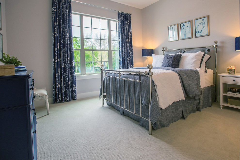 Идея дизайна: гостевая спальня (комната для гостей) в стиле модернизм с серыми стенами, ковровым покрытием и белым полом