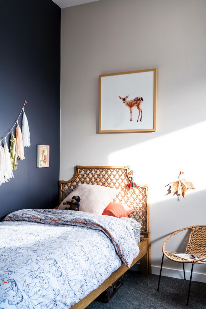 На фото: большая спальня в стиле фьюжн с фиолетовыми стенами, ковровым покрытием и серым полом с