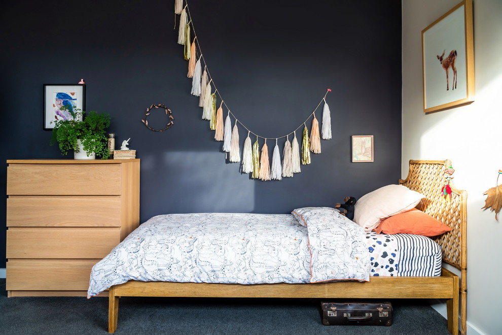 Источник вдохновения для домашнего уюта: большая спальня в стиле фьюжн с фиолетовыми стенами, ковровым покрытием и серым полом