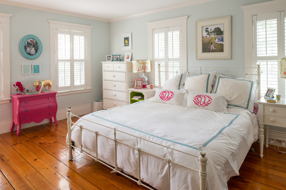 Ejemplo de dormitorio clásico con paredes azules y suelo de madera en tonos medios