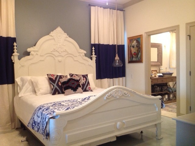 Пример оригинального дизайна: хозяйская спальня в стиле фьюжн с синими стенами