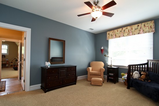 Источник вдохновения для домашнего уюта: гостевая спальня среднего размера, (комната для гостей) в классическом стиле с синими стенами и ковровым покрытием
