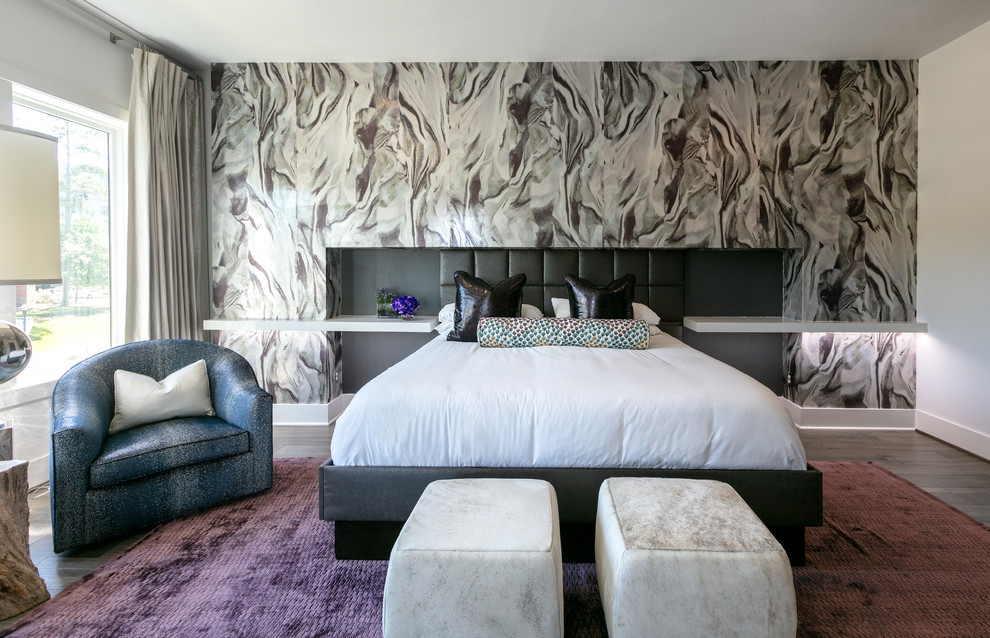 Immagine di una camera da letto design con pareti bianche, pavimento in legno massello medio, nessun camino e pavimento marrone