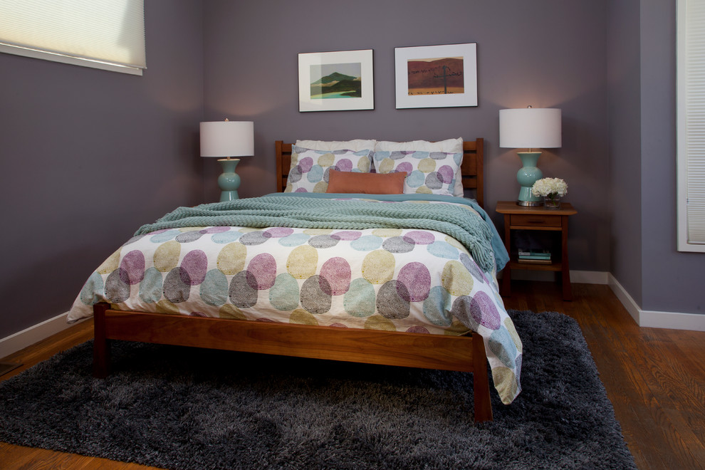 Foto de dormitorio principal costero de tamaño medio sin chimenea con paredes púrpuras y suelo de madera en tonos medios