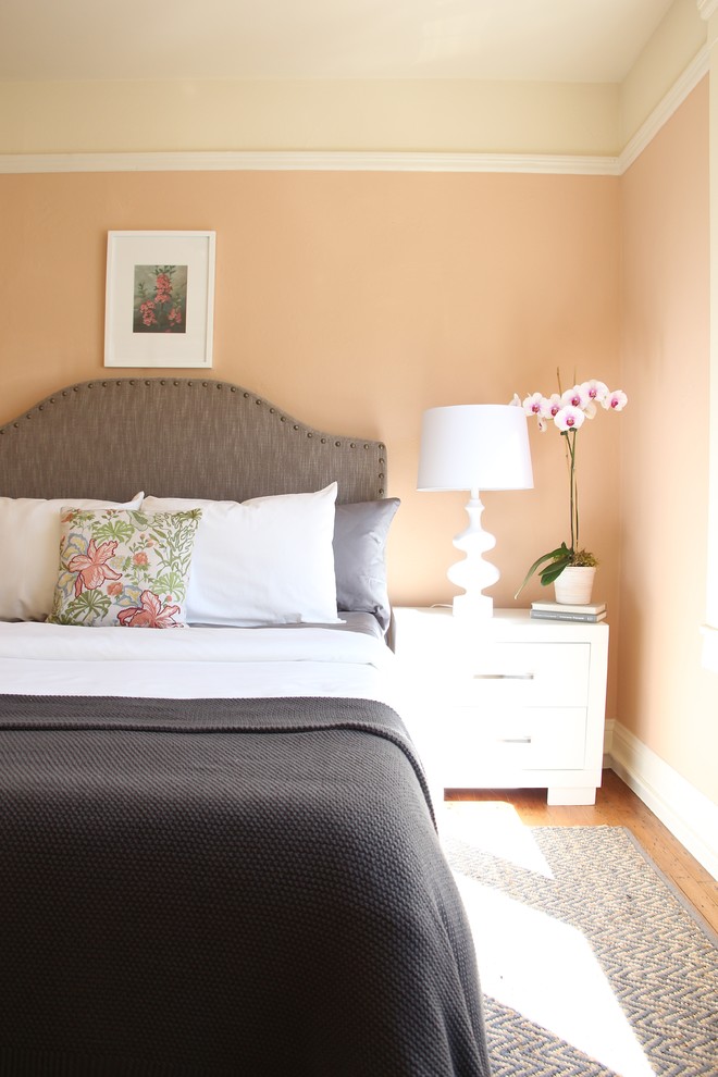 Imagen de dormitorio bohemio con paredes beige
