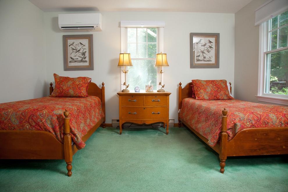 Imagen de habitación de invitados costera de tamaño medio con paredes blancas y moqueta
