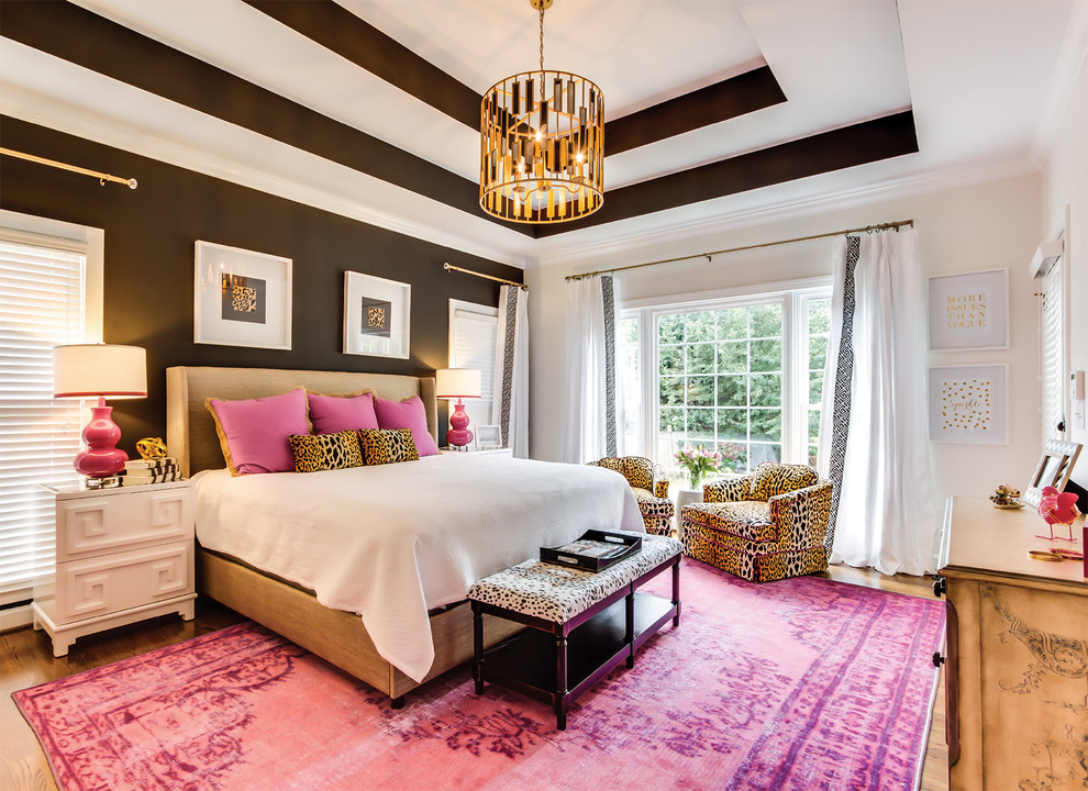 Großes Klassisches Hauptschlafzimmer ohne Kamin mit weißer Wandfarbe, braunem Holzboden und braunem Boden in Sonstige