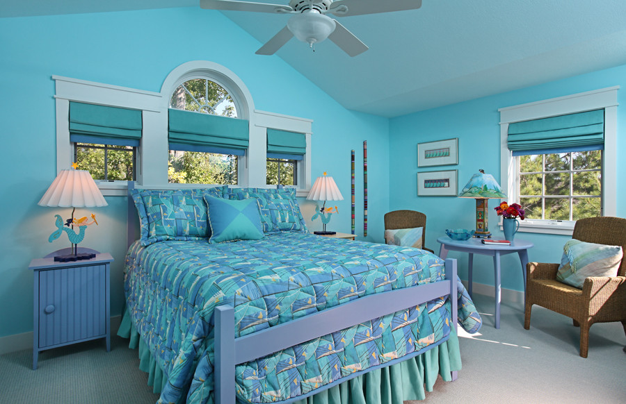 Diseño de dormitorio principal clásico grande sin chimenea con paredes azules, moqueta y suelo gris