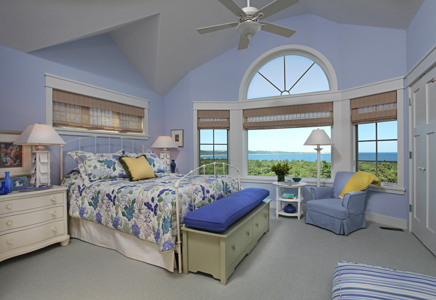 Ejemplo de dormitorio principal clásico grande sin chimenea con paredes azules, moqueta y suelo gris