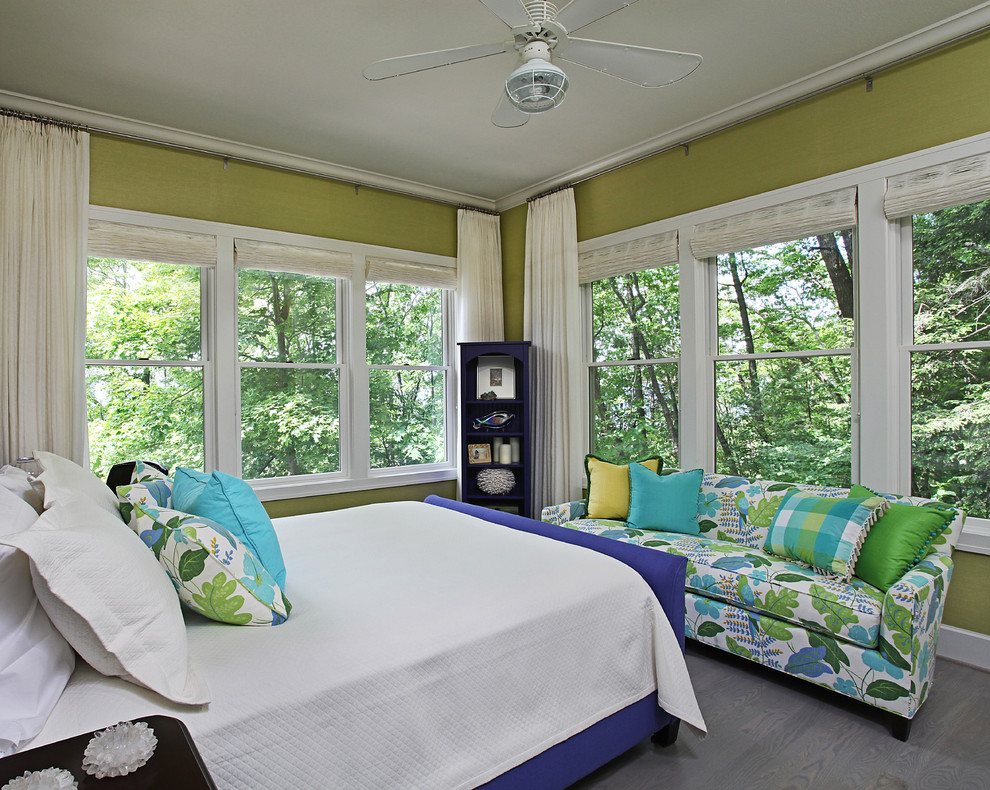 Источник вдохновения для домашнего уюта: большая хозяйская спальня в морском стиле с зелеными стенами, паркетным полом среднего тона и серым полом без камина