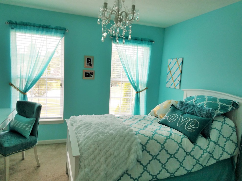 Immagine di una piccola camera degli ospiti contemporanea con pareti verdi, moquette e pavimento beige