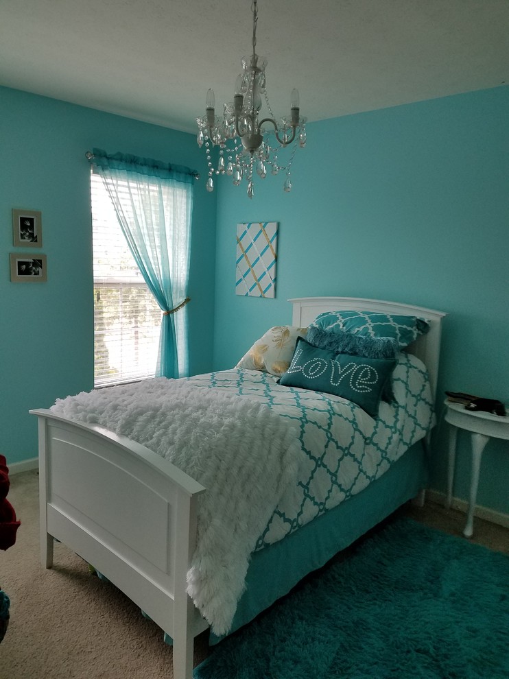 Imagen de habitación de invitados contemporánea pequeña con paredes verdes, moqueta y suelo beige