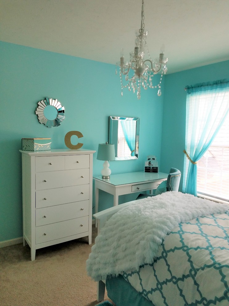 クリーブランドにある小さなコンテンポラリースタイルのおしゃれな客用寝室 (緑の壁、カーペット敷き、ベージュの床) のインテリア
