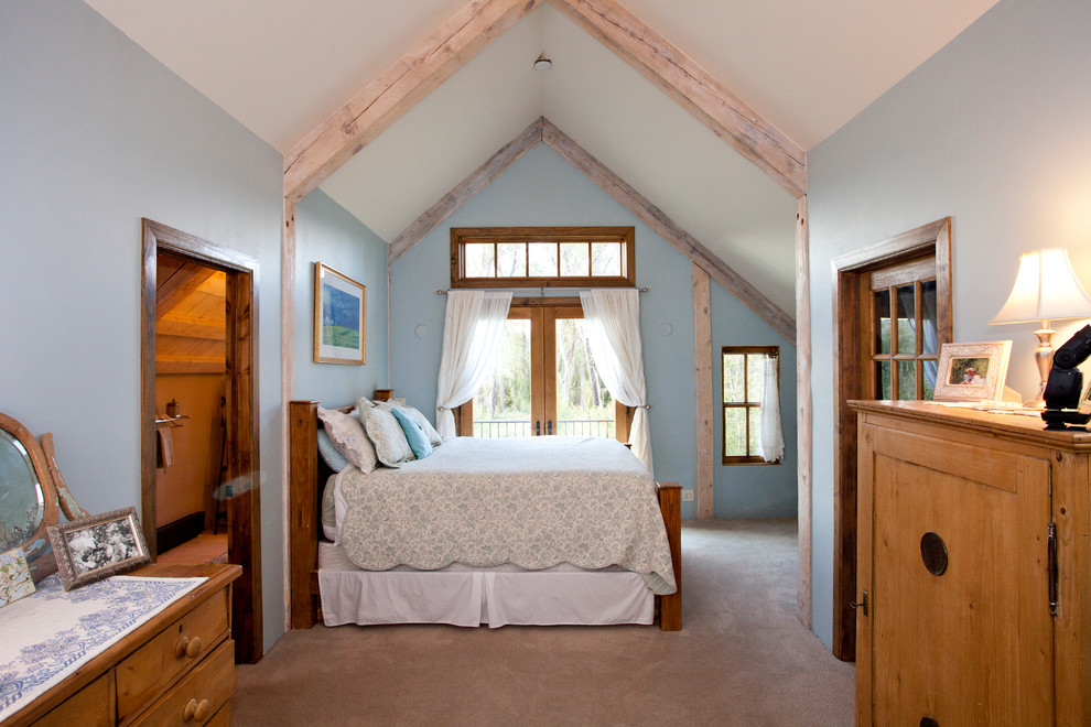 Imagen de dormitorio tradicional con paredes azules y moqueta