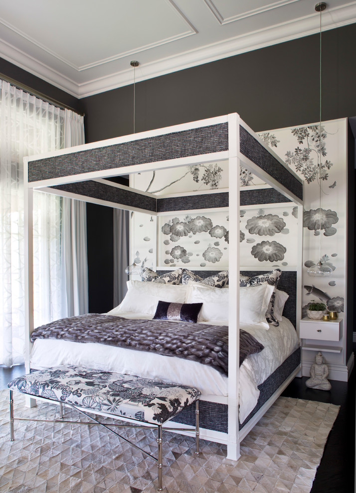 Пример оригинального дизайна: спальня в стиле неоклассика (современная классика) с серыми стенами и черным полом