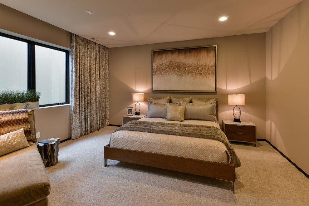 デンバーにある中くらいなコンテンポラリースタイルのおしゃれな客用寝室 (ベージュの壁、カーペット敷き、暖炉なし、ベージュの床) のインテリア