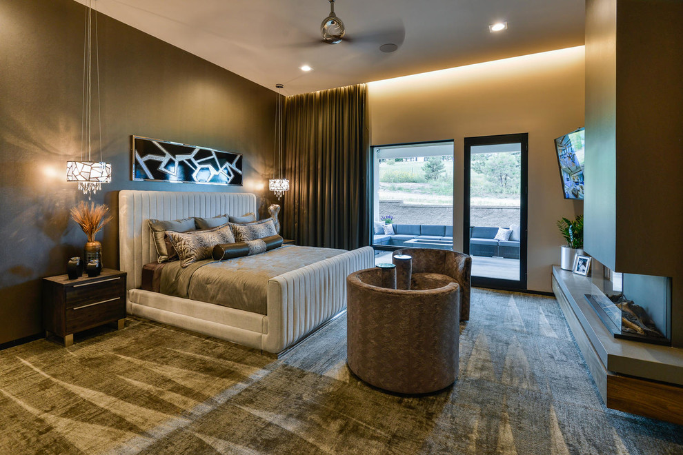 На фото: огромная хозяйская спальня в современном стиле с коричневыми стенами, ковровым покрытием, горизонтальным камином, коричневым полом и фасадом камина из бетона