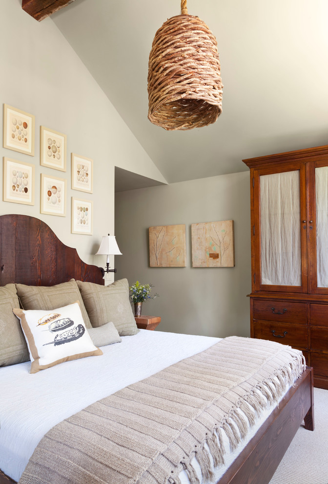 Rustikales Schlafzimmer mit grauer Wandfarbe und Teppichboden in Sonstige