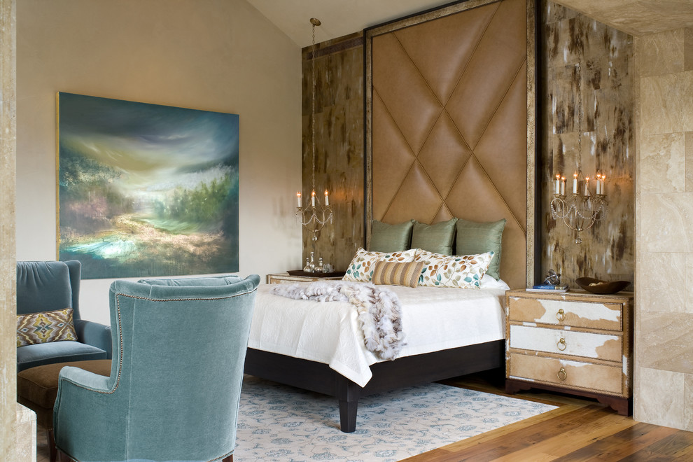 Foto di una camera da letto chic con pareti beige e parquet scuro