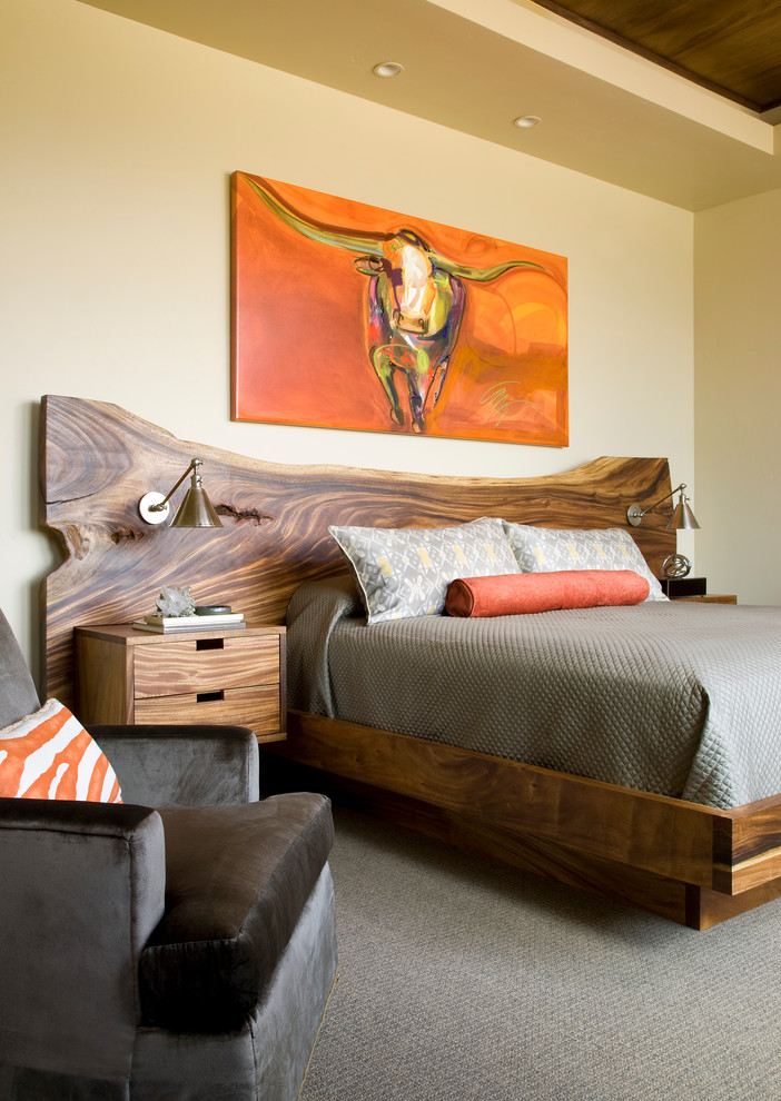 На фото: спальня в стиле рустика с бежевыми стенами и ковровым покрытием с