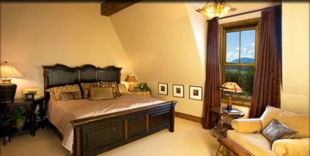 Свежая идея для дизайна: большая гостевая спальня (комната для гостей) в стиле рустика с бежевыми стенами и ковровым покрытием - отличное фото интерьера