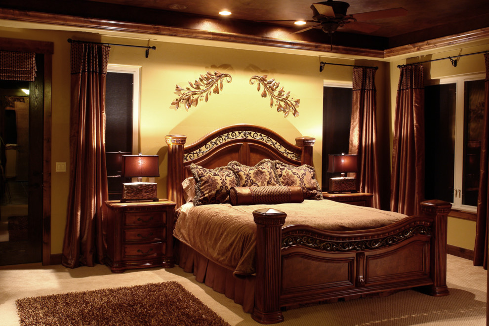 Modelo de dormitorio principal clásico de tamaño medio sin chimenea con paredes beige, moqueta y suelo beige