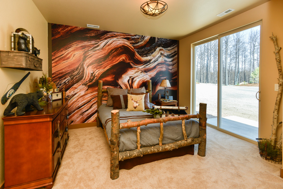 Foto de habitación de invitados rústica de tamaño medio sin chimenea con moqueta, paredes marrones y suelo beige