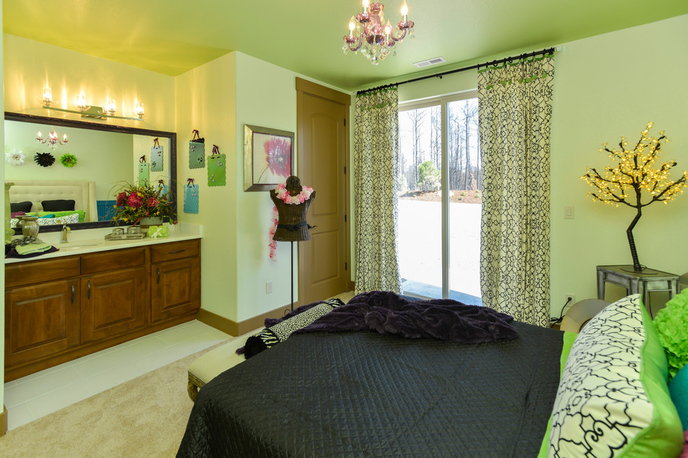 Esempio di una camera degli ospiti bohémian di medie dimensioni con moquette, pareti verdi, nessun camino e pavimento beige