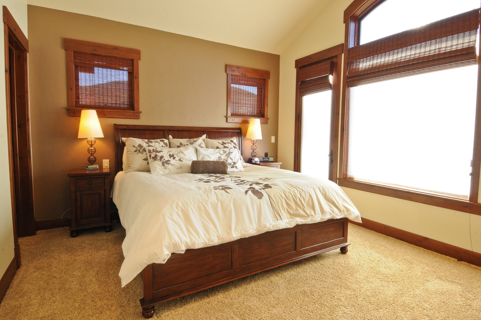 Foto de habitación de invitados rústica grande con paredes beige, moqueta y suelo beige
