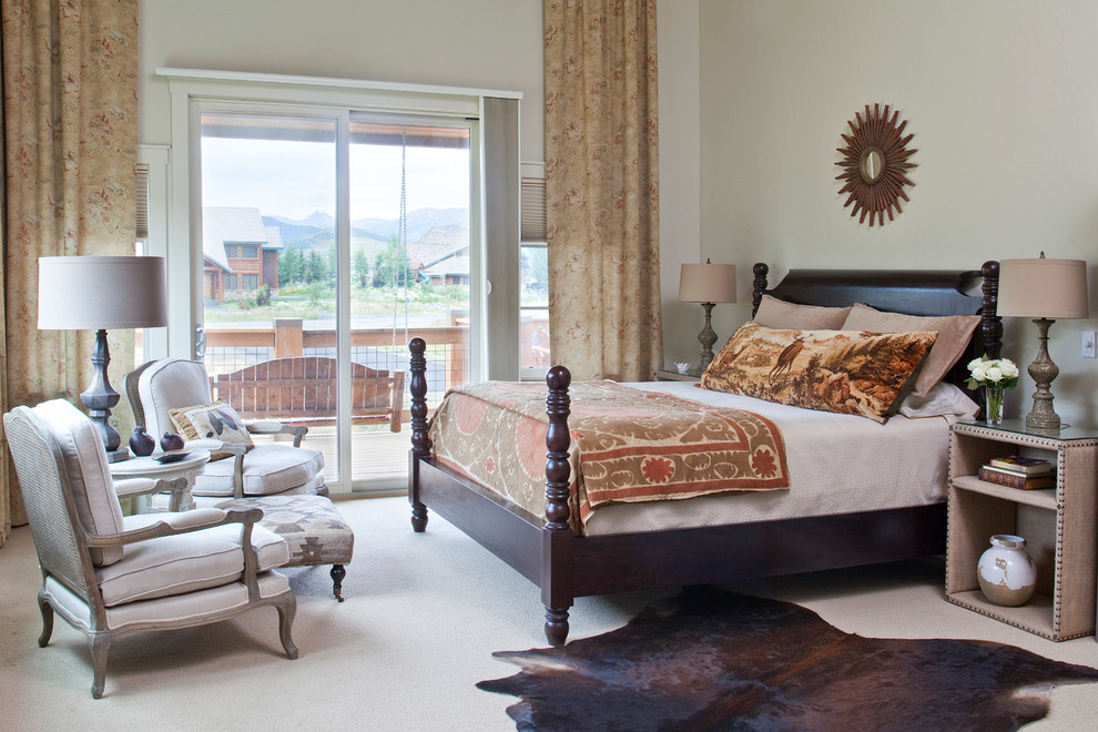 Пример оригинального дизайна: спальня в стиле рустика с ковровым покрытием и бежевыми стенами
