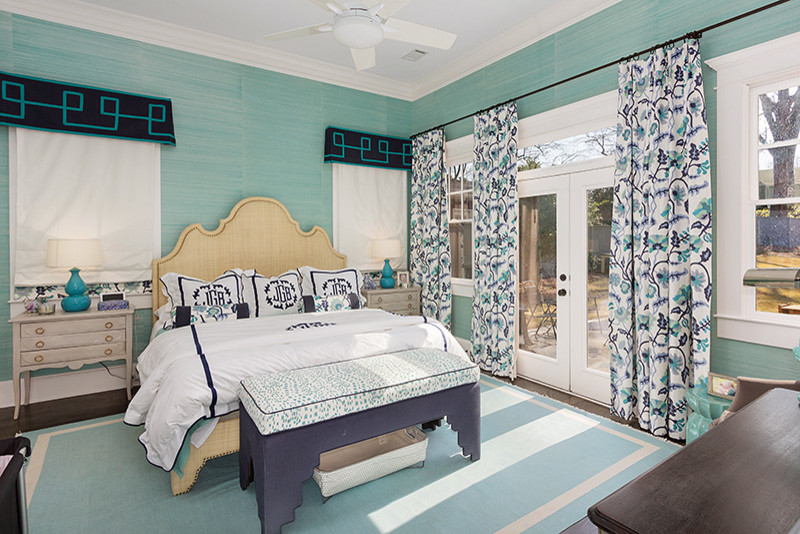 アトランタにある中くらいなトランジショナルスタイルのおしゃれな主寝室 (青い壁、カーペット敷き、青い床) のインテリア