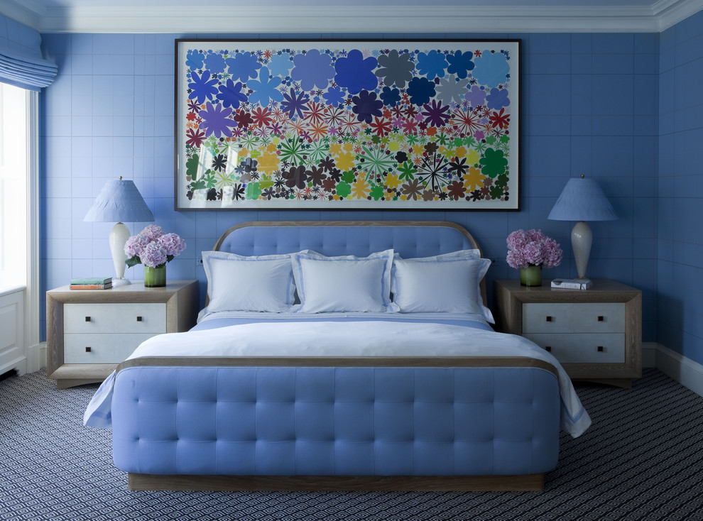 Modelo de dormitorio contemporáneo con paredes azules, moqueta y suelo azul