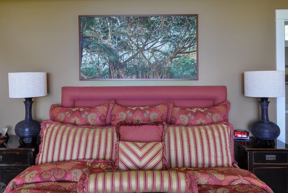 Diseño de habitación de invitados contemporánea de tamaño medio con paredes beige, suelo de madera en tonos medios, chimenea de esquina, marco de chimenea de madera y suelo beige