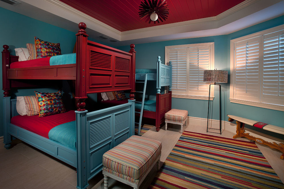 На фото: большая гостевая спальня (комната для гостей) в морском стиле с синими стенами, полом из керамогранита и бежевым полом