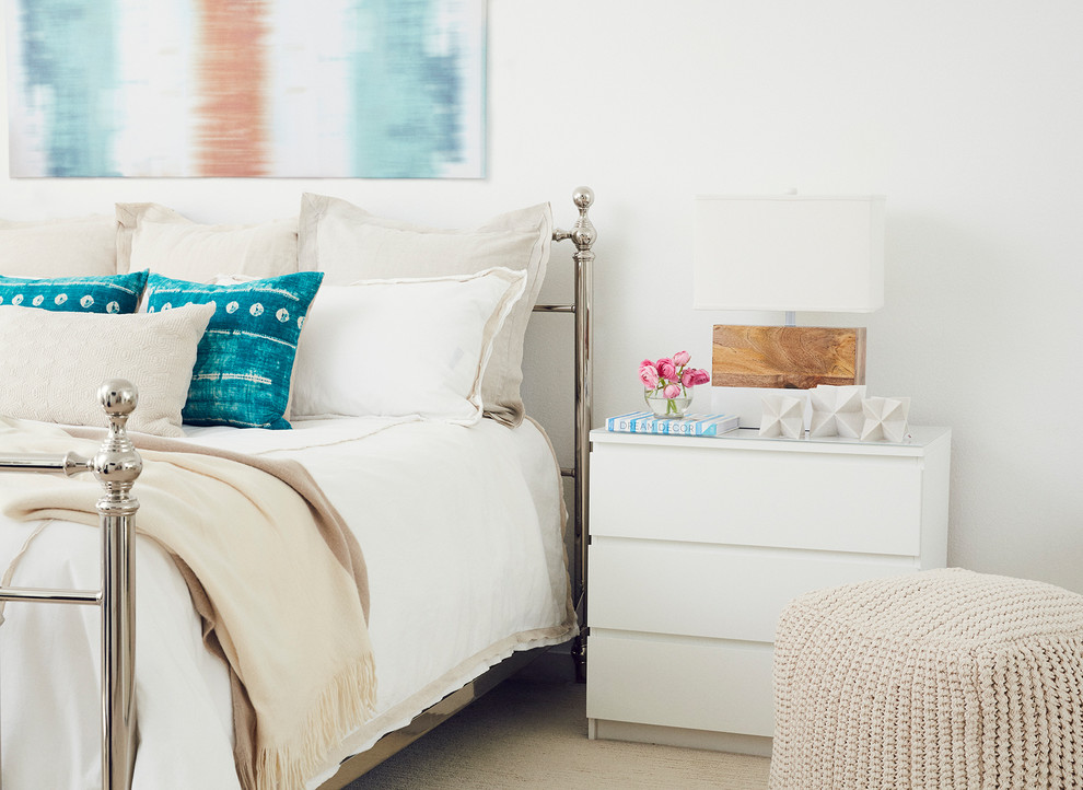 Стильный дизайн: хозяйская спальня в морском стиле с белыми стенами, ковровым покрытием и бежевым полом - последний тренд