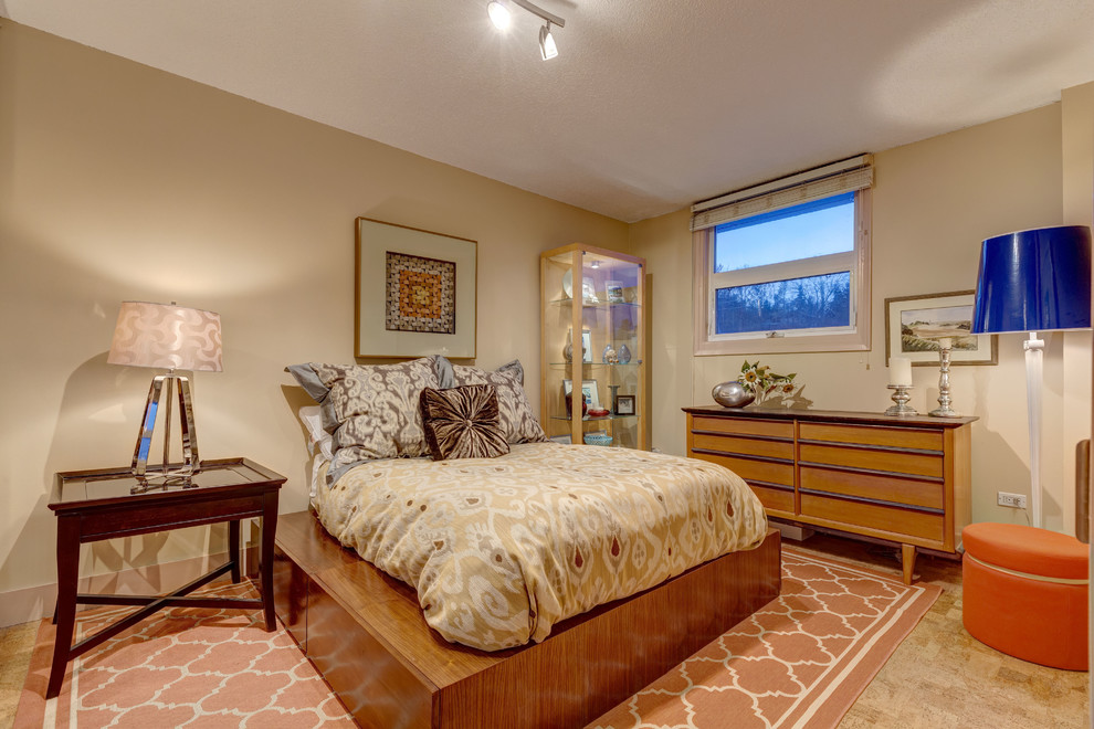 Kleines Modernes Schlafzimmer ohne Kamin mit gelber Wandfarbe und Korkboden in Calgary
