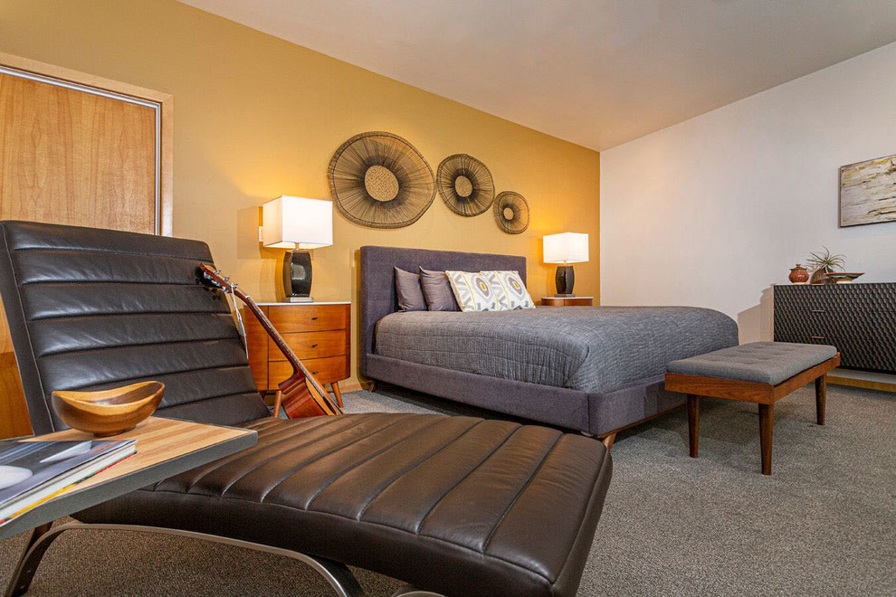 Свежая идея для дизайна: большая спальня в современном стиле с желтыми стенами, ковровым покрытием и серым полом - отличное фото интерьера