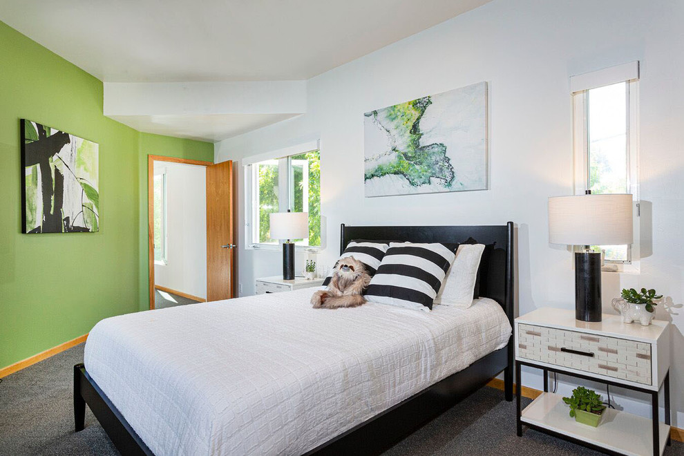 Cette image montre une grande chambre avec moquette design avec un mur vert et un sol gris.