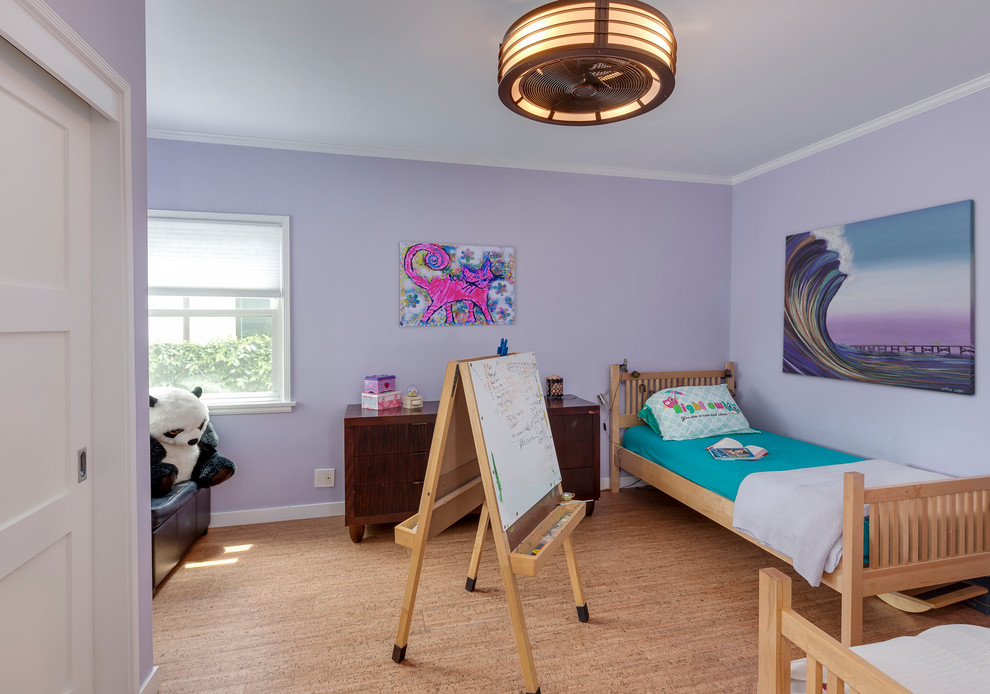 Idée de décoration pour une grande chambre design avec un mur violet, un sol en liège, aucune cheminée et un sol beige.