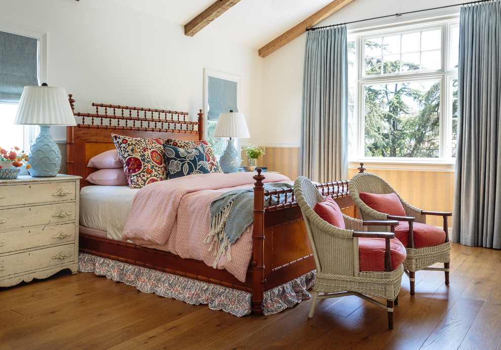 Modelo de dormitorio principal de estilo de casa de campo grande con paredes multicolor, suelo de madera clara y suelo marrón