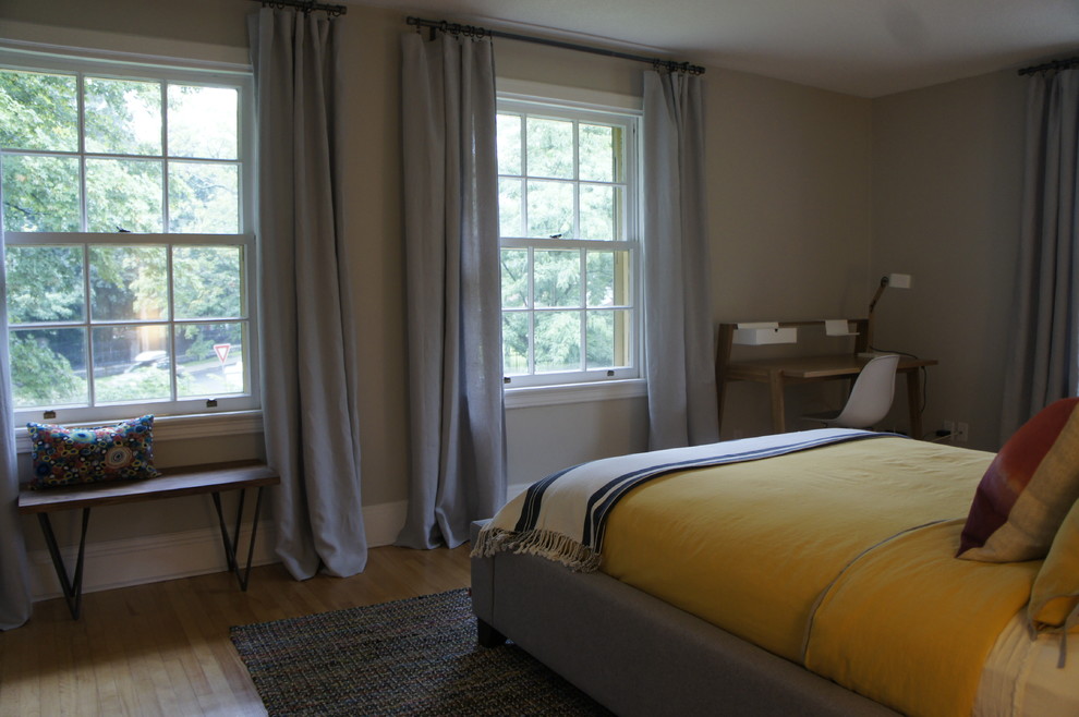 Пример оригинального дизайна: гостевая спальня среднего размера, (комната для гостей) в стиле фьюжн с зелеными стенами и светлым паркетным полом без камина