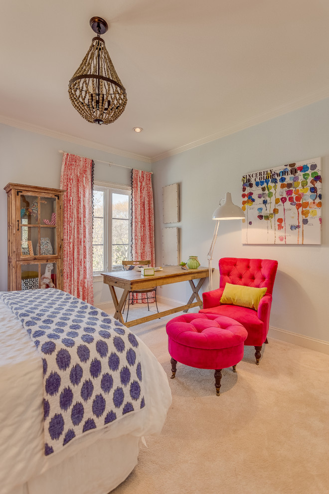 Свежая идея для дизайна: гостевая спальня среднего размера, (комната для гостей) в стиле фьюжн с синими стенами и ковровым покрытием без камина - отличное фото интерьера