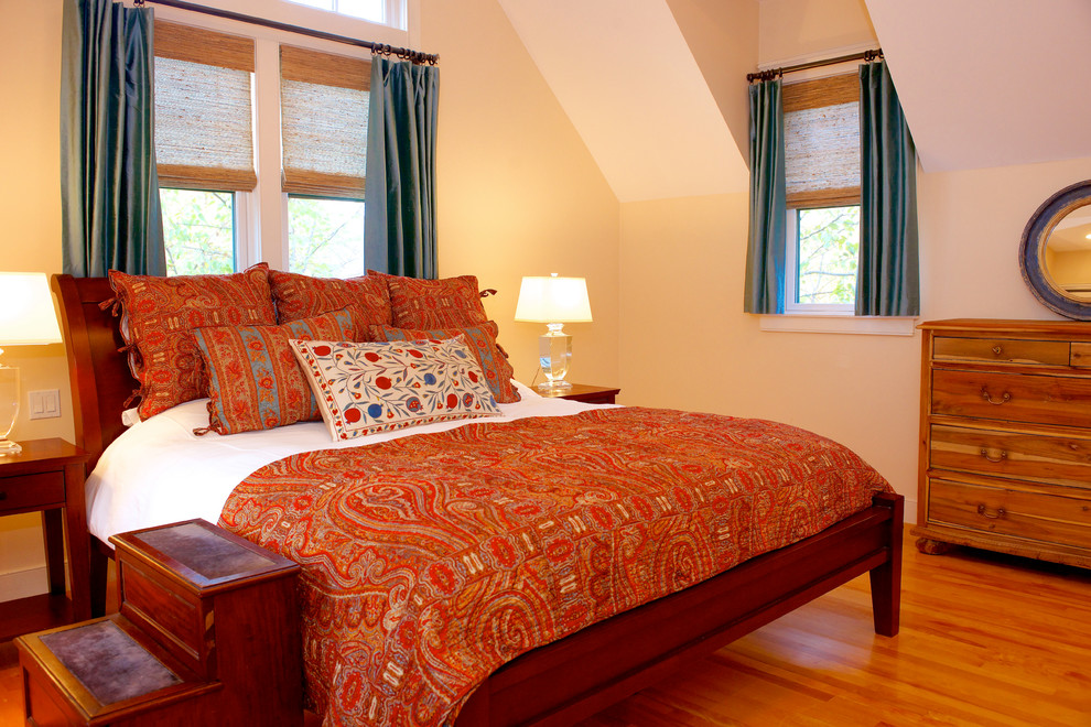 Пример оригинального дизайна: хозяйская спальня среднего размера в стиле неоклассика (современная классика) с бежевыми стенами, светлым паркетным полом и бежевым полом без камина