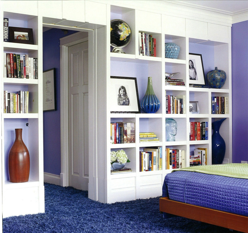 Eklektisk inredning av ett sovrum, med lila väggar och blått golv