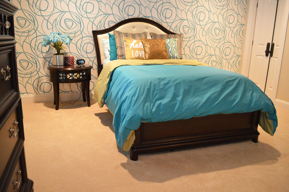 На фото: большая спальня в стиле фьюжн с бежевыми стенами и ковровым покрытием