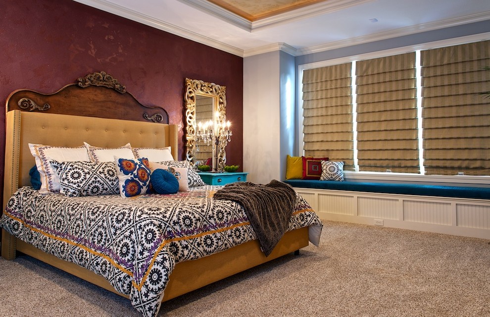 Großes Mediterranes Hauptschlafzimmer ohne Kamin mit roter Wandfarbe, Teppichboden und beigem Boden in Indianapolis