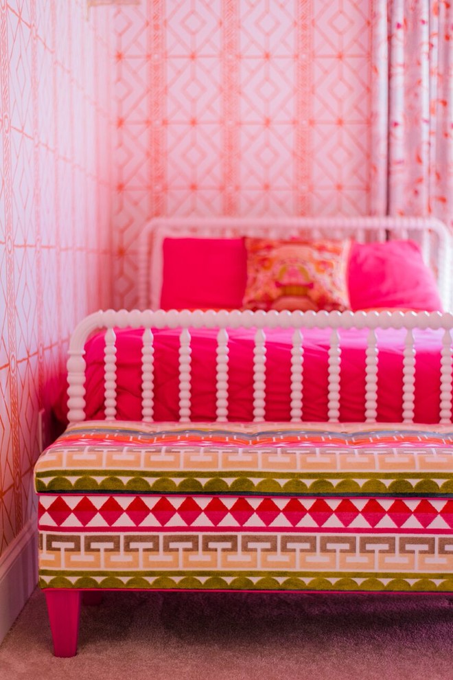 Esempio di una camera da letto classica di medie dimensioni con pareti rosa, moquette e pavimento arancione
