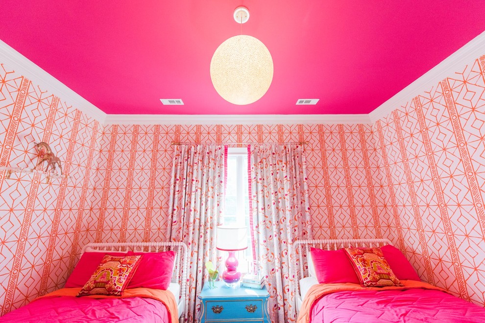 На фото: спальня среднего размера в стиле неоклассика (современная классика) с розовыми стенами, ковровым покрытием и оранжевым полом с