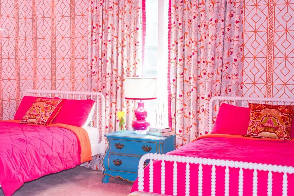 Idées déco pour une chambre avec moquette classique de taille moyenne avec un mur multicolore et un sol rose.